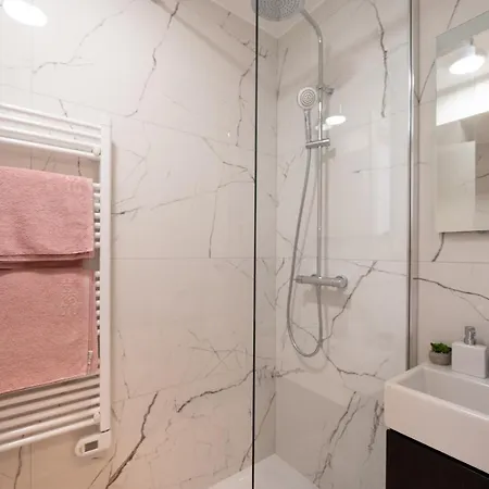 Stella Exclusive Center Of 奥帕提亚